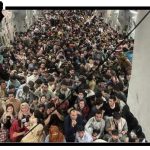 مئات الأفغان في طائرة